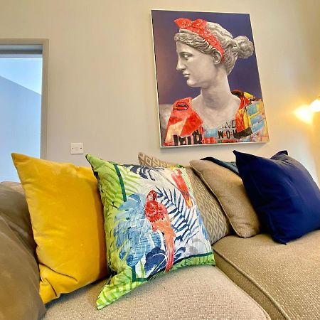 Beautiful Apartment - 5 Minute Walk To The Best Beach! - Great Location - Parking - Fast Wifi - Smart Tv - Newly Decorated - Sleeps Up To 4! Close To Bournemouth & Poole Town Centre Buitenkant foto