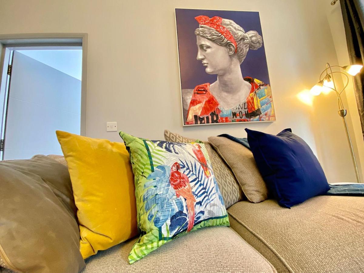 Beautiful Apartment - 5 Minute Walk To The Best Beach! - Great Location - Parking - Fast Wifi - Smart Tv - Newly Decorated - Sleeps Up To 4! Close To Bournemouth & Poole Town Centre Buitenkant foto