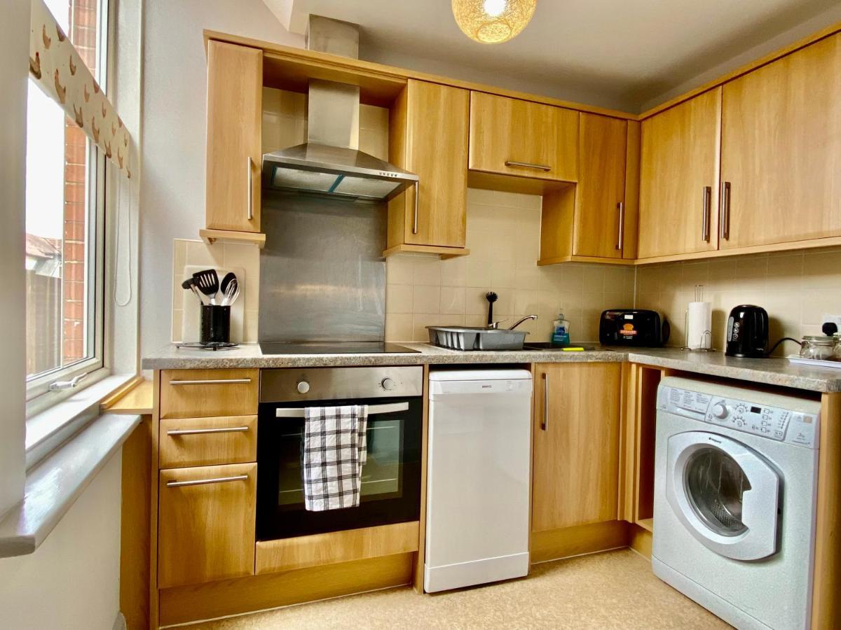 Beautiful Apartment - 5 Minute Walk To The Best Beach! - Great Location - Parking - Fast Wifi - Smart Tv - Newly Decorated - Sleeps Up To 4! Close To Bournemouth & Poole Town Centre Buitenkant foto