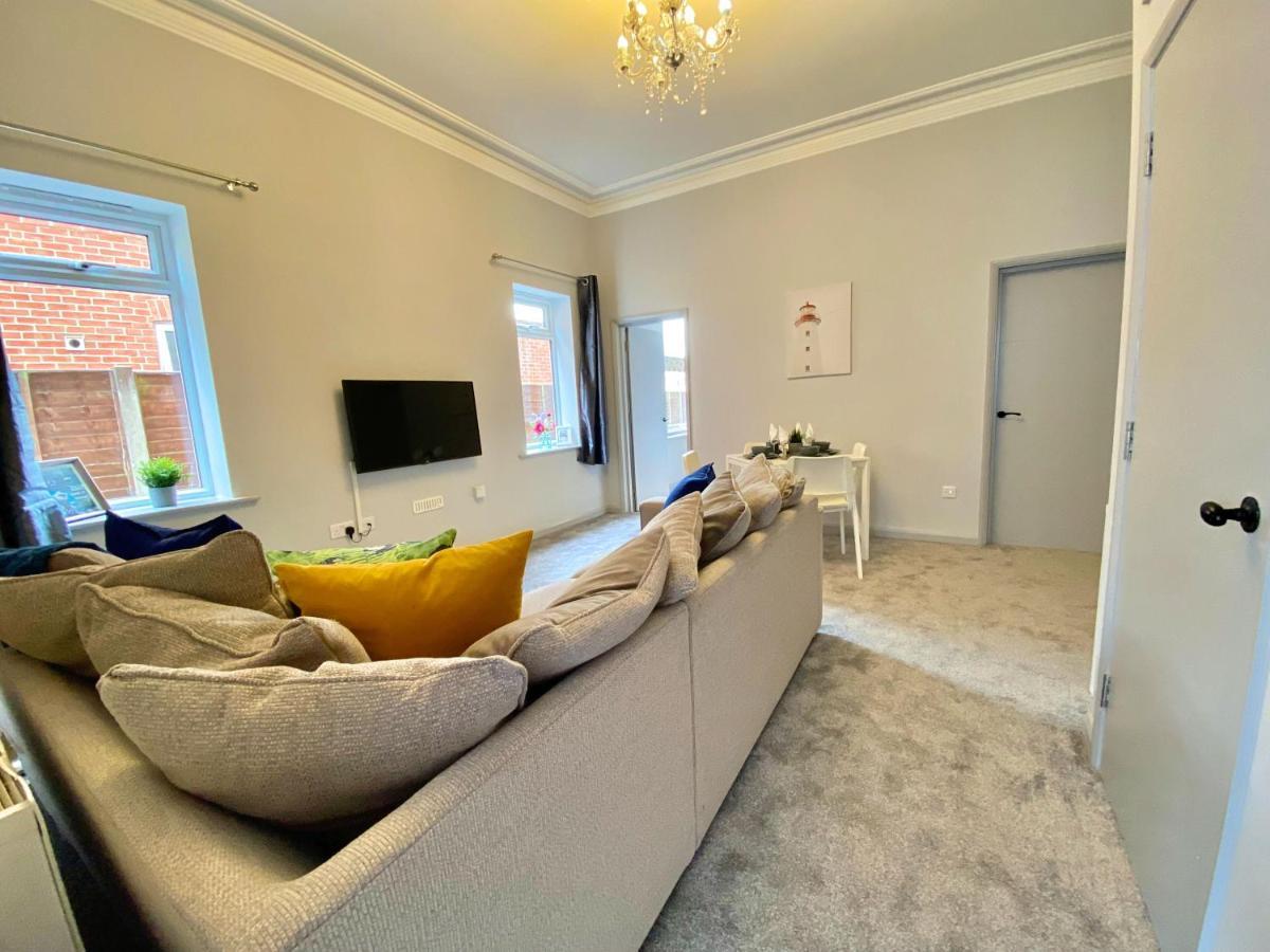 Beautiful Apartment - 5 Minute Walk To The Best Beach! - Great Location - Parking - Fast Wifi - Smart Tv - Newly Decorated - Sleeps Up To 4! Close To Bournemouth & Poole Town Centre Buitenkant foto