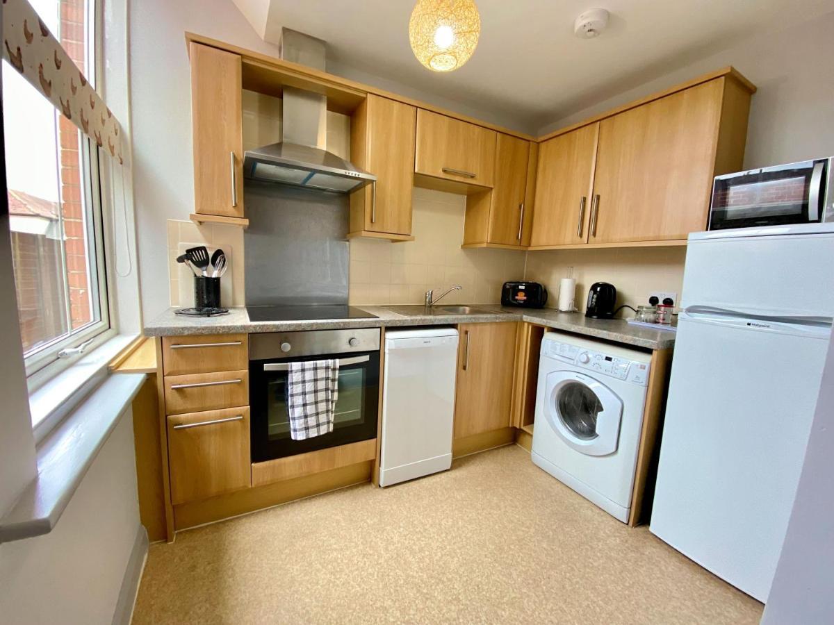 Beautiful Apartment - 5 Minute Walk To The Best Beach! - Great Location - Parking - Fast Wifi - Smart Tv - Newly Decorated - Sleeps Up To 4! Close To Bournemouth & Poole Town Centre Buitenkant foto