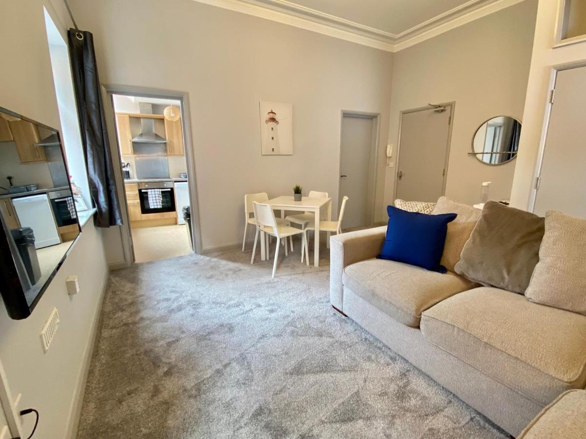 Beautiful Apartment - 5 Minute Walk To The Best Beach! - Great Location - Parking - Fast Wifi - Smart Tv - Newly Decorated - Sleeps Up To 4! Close To Bournemouth & Poole Town Centre Buitenkant foto