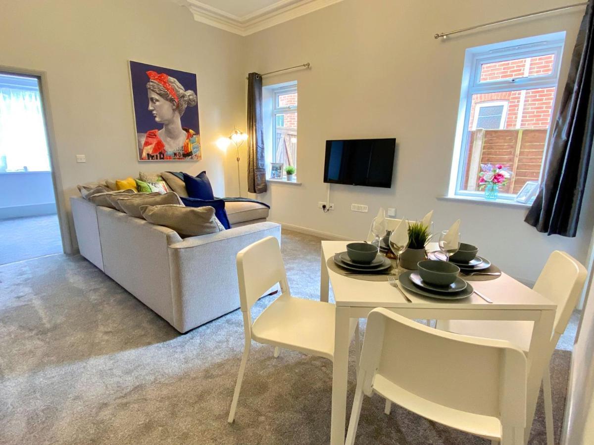 Beautiful Apartment - 5 Minute Walk To The Best Beach! - Great Location - Parking - Fast Wifi - Smart Tv - Newly Decorated - Sleeps Up To 4! Close To Bournemouth & Poole Town Centre Buitenkant foto