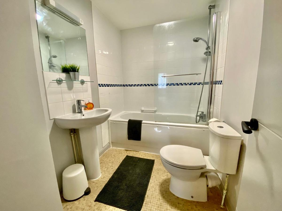 Beautiful Apartment - 5 Minute Walk To The Best Beach! - Great Location - Parking - Fast Wifi - Smart Tv - Newly Decorated - Sleeps Up To 4! Close To Bournemouth & Poole Town Centre Buitenkant foto